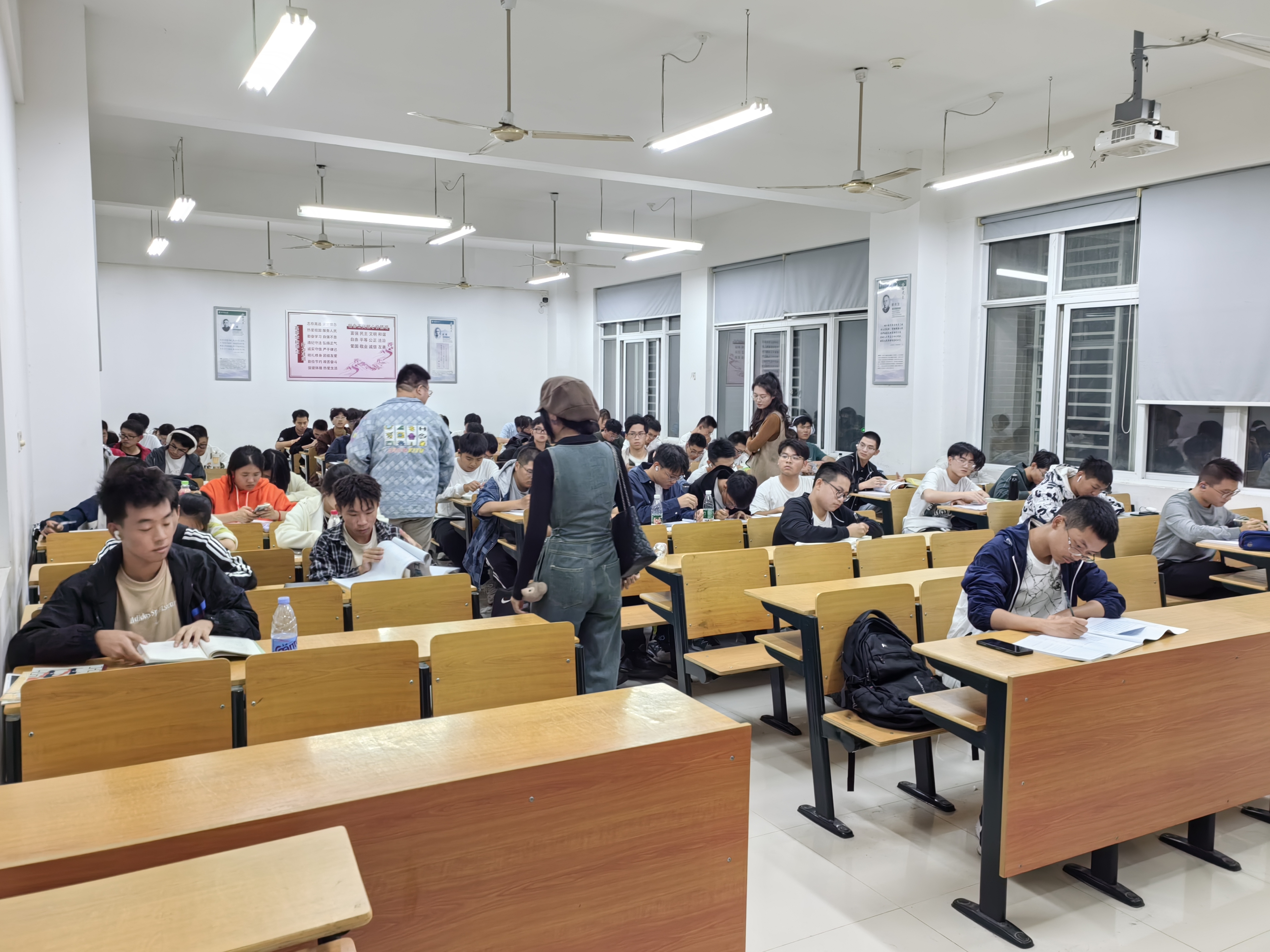 淮安校区有序开展新生集体晚自习-校区新闻-南京林业大学淮安校区