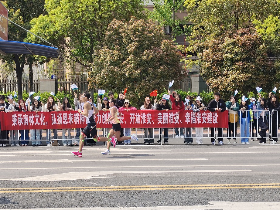 淮安校区圆满完成2024淮安马拉松比赛志愿服务工作